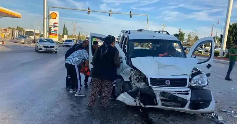 Kavşakta faciaya ramak kaldı: Dört yaralı Antalya Haberleri
