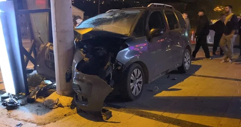 Kocaeli’de ticari direğe çarptı: 5 yaralı