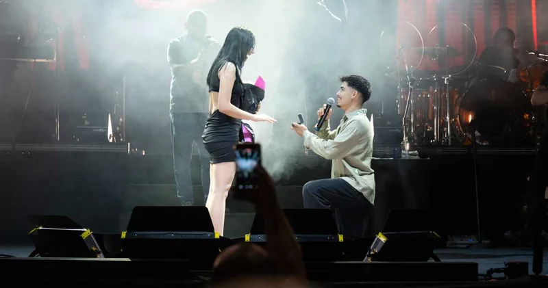 Fatma Turgut un sahnesinde evlilik teklifi! Binlerce kişi şahitlik etti