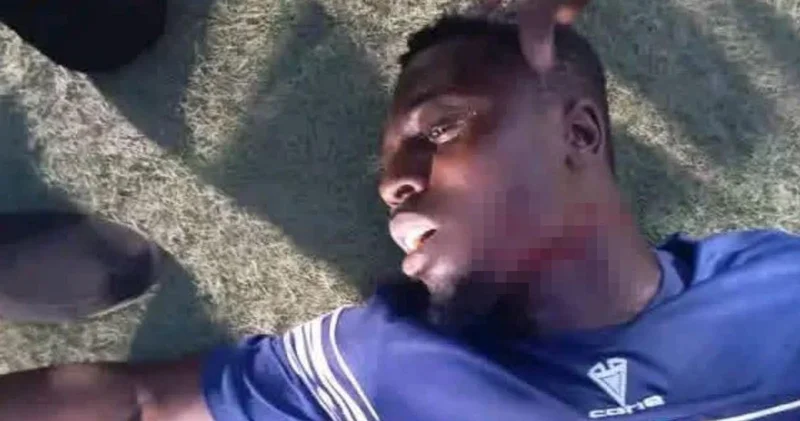 Taraftarlar sahaya girip futbolcunun boğazına bıçakla saldırdı