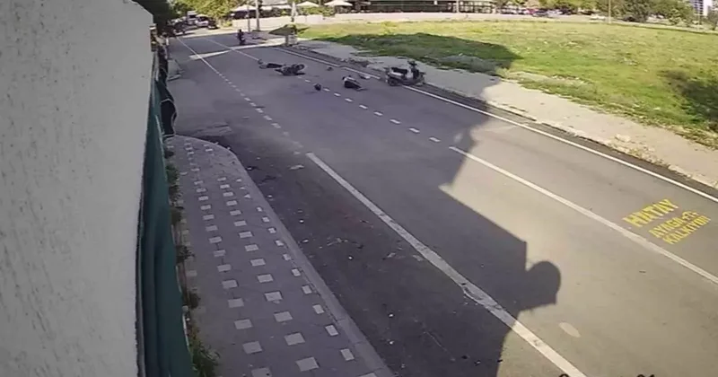 Çarpışan motosikletlerin sürücüleri yere savruldu: O anlar kamerada