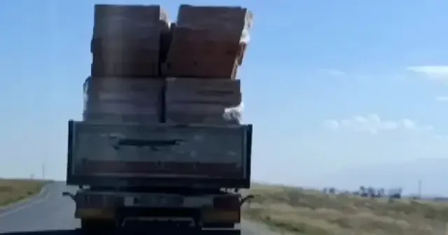 Afyonkarahisar da tuğla yüklü TIR’ın tehlikeli yolcuğu VİDEO İZLE