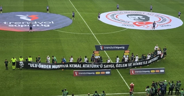 Kocaelispor Galatasaraylı futbolcular sahaya 10 Kasım pankartıyla çıktı Kocaeli Haberleri