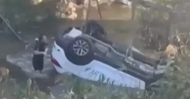 Dereye devrilen araçtan 3 kişi kurtarıldı VİDEO İZLE