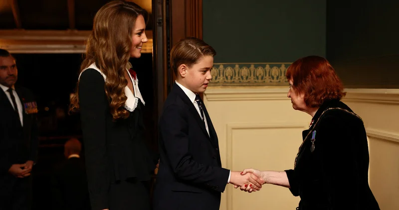 12 yaşındaki Prens George, annesi Prenses Kate Middleton a tek başına eşlik etti