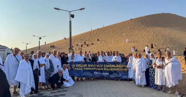 Gaziantep haberleri İkinci kafile: 41 yıllık evli çiftler umre ziyaretinden döndü 09 Kasım 2025