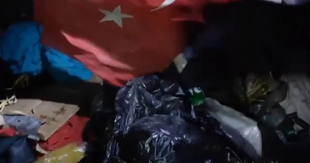 Çöp karıştırırken bulduğu bayrağı bakın ne yaptı Çöpten buldukları Türk bayrağı yürek burktu Bursa Haberleri