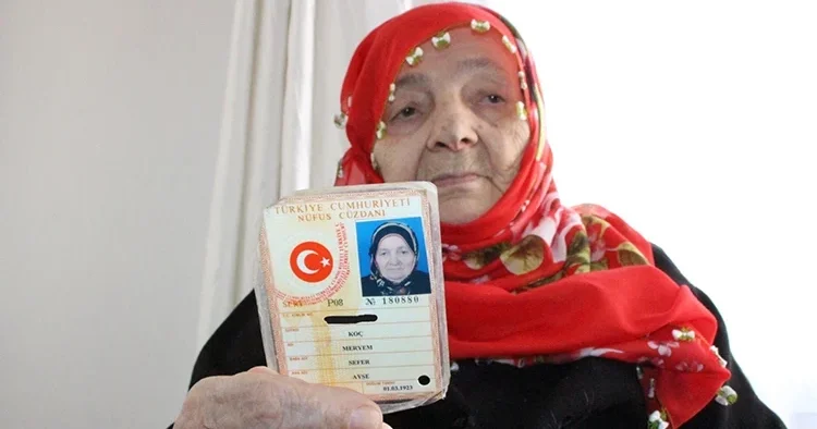 Yaşını öğrenen maşallah diyor! Meryem nine yeni kimliğine kavuştu