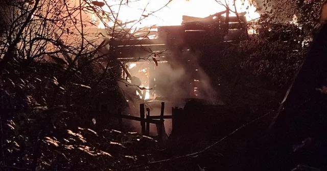 Alevlerin sardığı ahşap ev tamamen yandı: 2 yaralı Karabük Haberleri