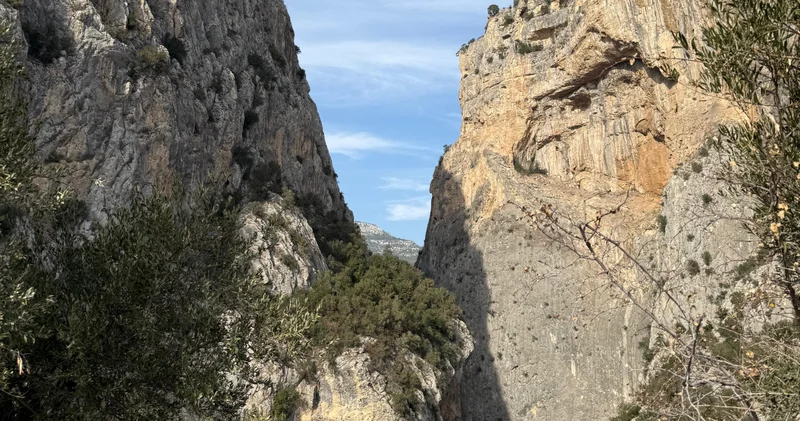 Sarp kayalarla çevrili Kapıkaya Kanyonu kışın da tırmanış tutkunlarını ağırlıyor