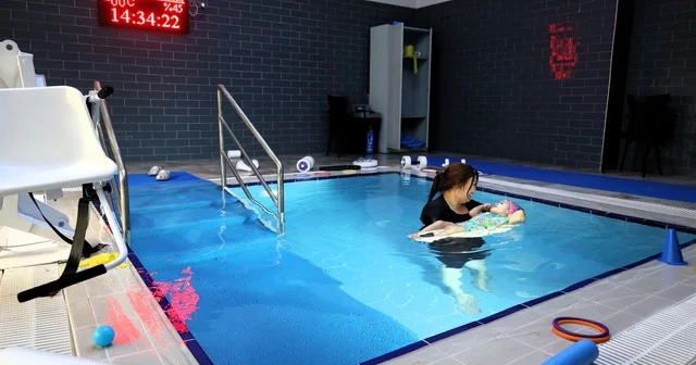 Serebral palsili Duru nun tedavisi suyun gücüyle destekleniyor Kocaeli de özel bireylere hidroterapi desteği Kocaeli Haberleri