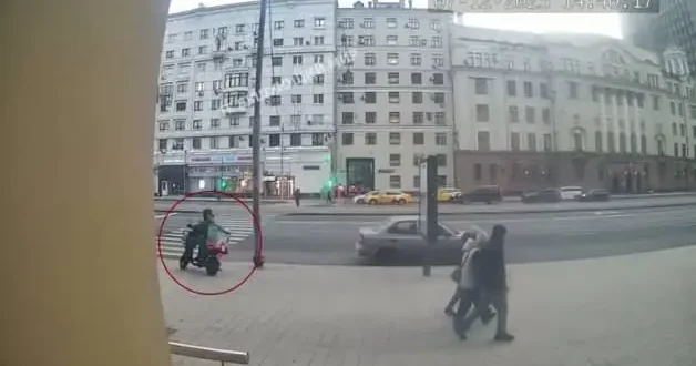 Moskova da polis aracının çarptığı motosikletli hayatını kaybetti.