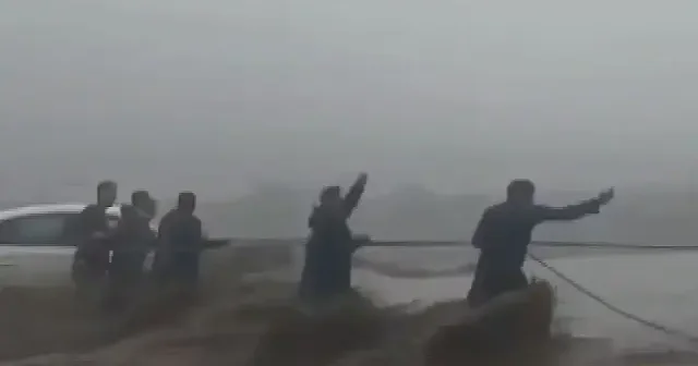 Irak ın kuzeyindeki Süleymaniye de sel felaketi: Kurtarılmaya çalışılan kişinin sele kapılma anı kamerada VİDEO İZLE