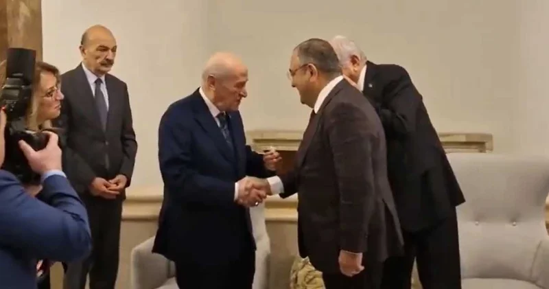 Bahçeli CHP li Tanrıkulu nu Meclis kulisinde tebrik etti
