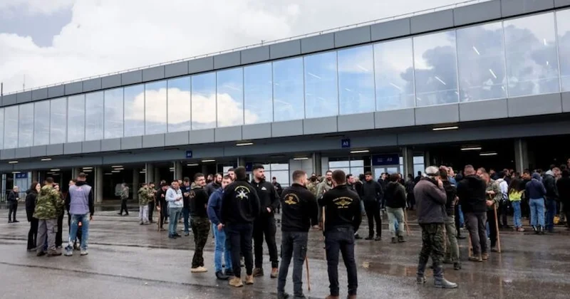 Edirne sınırını kapayan çiftçiler, şimdi de havalimanını traktörle kapattı Sözcü Gazetesi