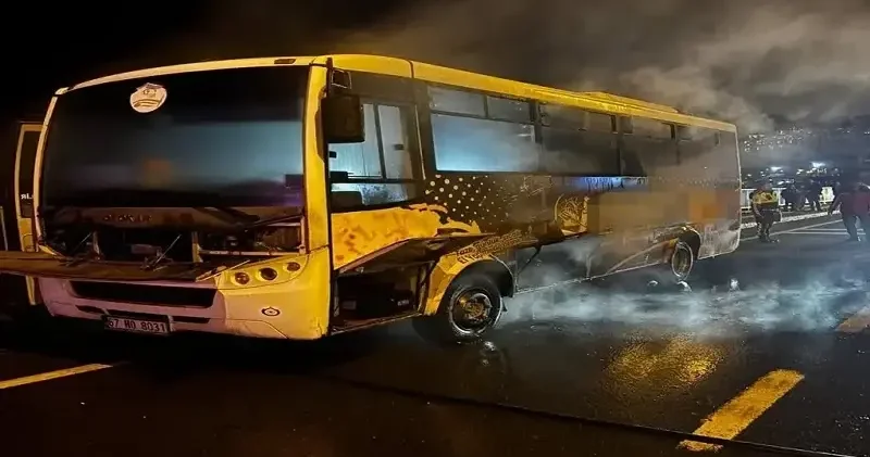 Trafikte korku dolu anlar: Seyir halindeki halk otobüsü yandı Zonguldak Haberleri