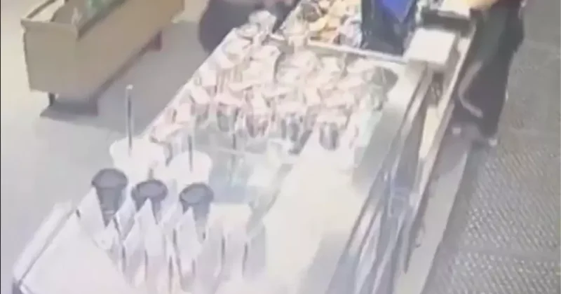 Kafede boğuşan gençler olayı abartınca bu görüntüler kaydedildi