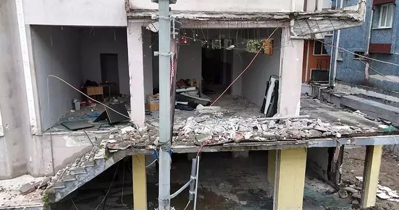Avcılar da tahliye edilen binanın balkonu çöktü