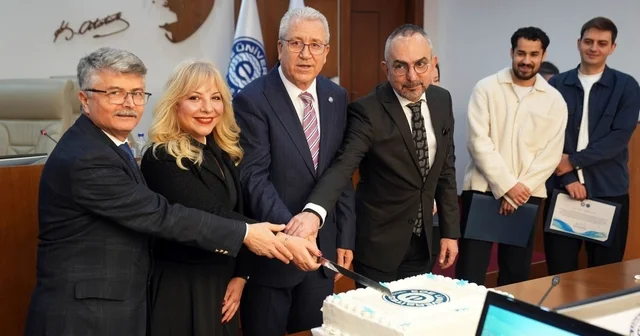 EÜ Senatosu nda gururlandıran başarı pastayla kutlandı Rektör Prof. Dr. Budak: Bu başarı Ege Üniversitesi ailesinin topyekûn gayretinin ürünüdür İzmir Haberleri