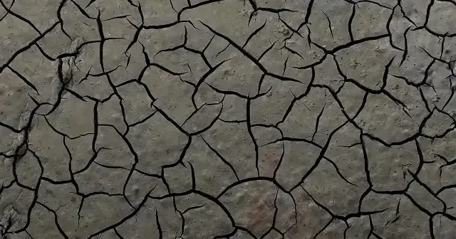 İstanbul da kuraklığın en net görüntüsü: Barajdaki su seviyesi düşünce eski köy evleri ortaya çıktı VİDEO İZLE