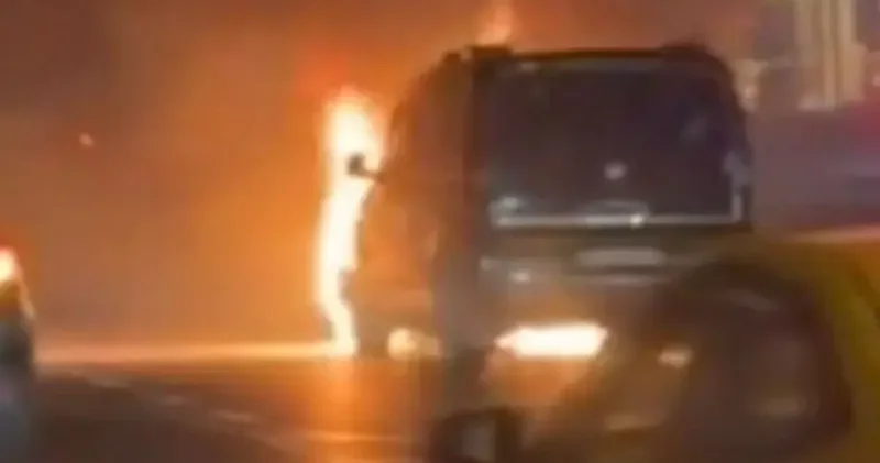 Esenyurt D 100 Karayolu nda hafif ticari araç alev alev yandı