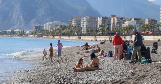 Aralık ayında denize girip, güneşlendiler Antalya Haberleri