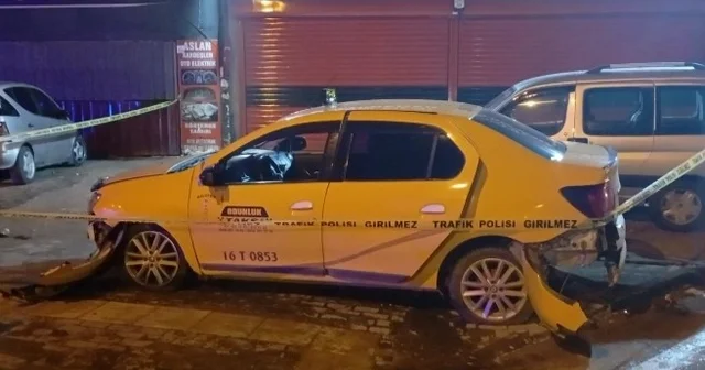 Bursa da gasp edilen ticari taksi yarım saatlik kovalamacayla durduruldu Arkadaşının taksisini çalıp kaçtı, arabayı pert edip yakalandı Bursa Haberleri