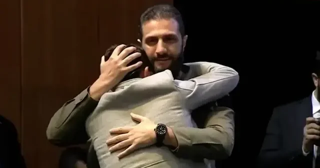 Esed biz sana ne yaptık? diyen çocuk 14 yıl sonra sahnede: Devrimin yıldönümünde gözyaşları sel oldu VİDEO İZLE