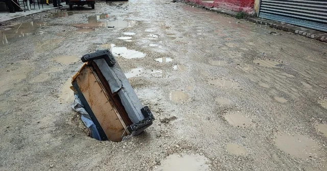 Çöken yola kanepe kollu önlem Adana da belediyenin bir türlü yapmadığı yol yağmurda çökünce esnaf kanepe kollu önlem aldı Adana Haberleri