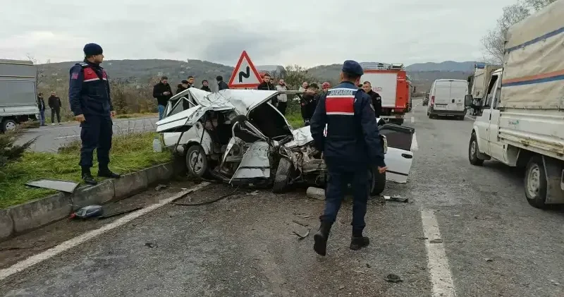 Çakıl kamyonuna çarpan otomobil hurdaya döndü: Feci kazada ölü ve yaralılar var Zonguldak Haberleri