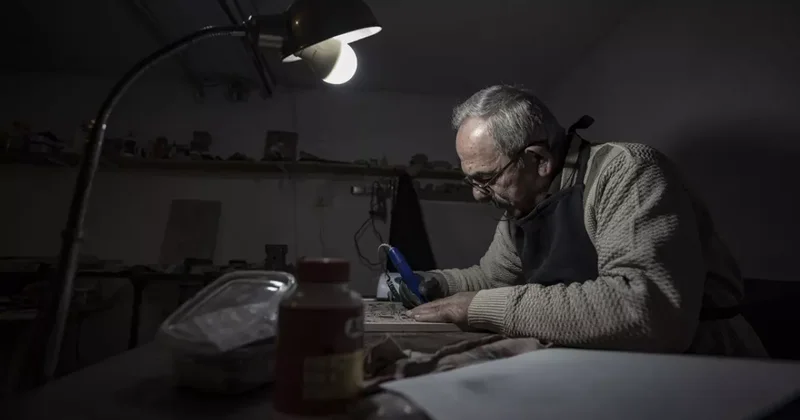 40 yıl hekimlik yaptı, şimdi oltu tozuyla ahşap oymacılığında çığır açıyor!