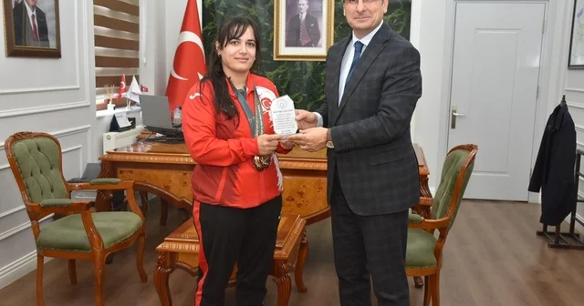 Olimpiyat madalyalı judocuya Kaymakam Güldoğan dan plaket Manisa Haberleri