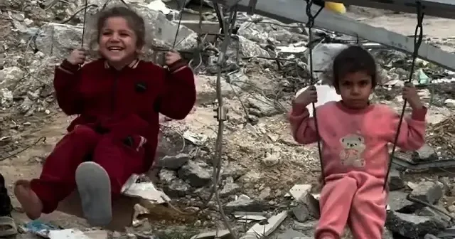 Gazzeli çocuklar enkazın ortasında kurdukları umut salıncağında oynadı VİDEO İZLE