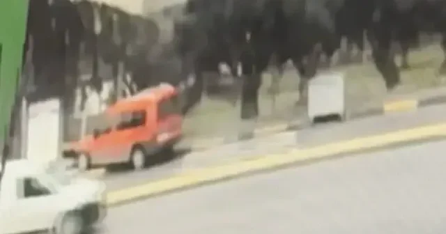 Sürücüsüz halde kayan araç durağa daldı: Korku dolu anlar kamerada VİDEO İZLE