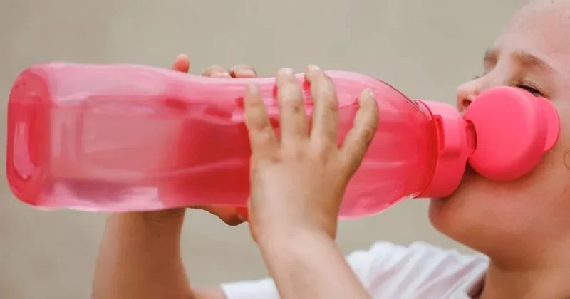 Bir baba çocukların su şişelerindeki gizli tehlikeyi ifşa etti: Aman dikkat! Sözcü Gazetesi