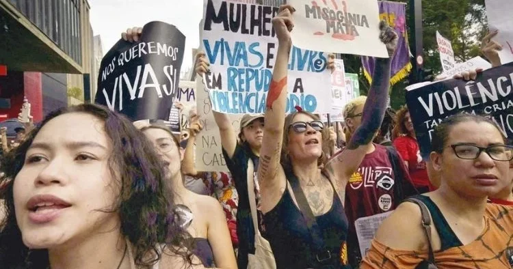 Kadına şiddete sokakta protesto