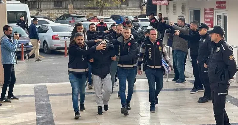 2 ayrı iş yerine yönelik silahlı saldırıda 2 kişiyi yaralayan motosikletli 4 şüpheli adliyede