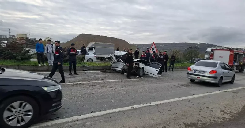 Kamyonla çarpışan otomobil ikiye bölündü: 1 ölü, 2 yaralı