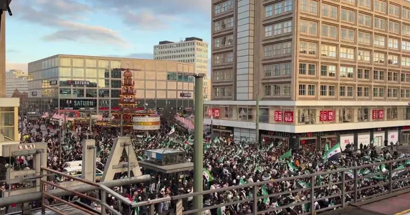 Bu görüntüler Berlin den: Suriyeliler 8 Aralık ı kutladı, Alman siyasetçiler isyan etti Sözcü Gazetesi