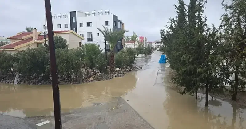 KKTC yi sel vurdu! Baraj taştı, okullar tatil edildi: Dışarı çıkmayın uyarıları peş peşe yapılıyor Dünya Haberleri