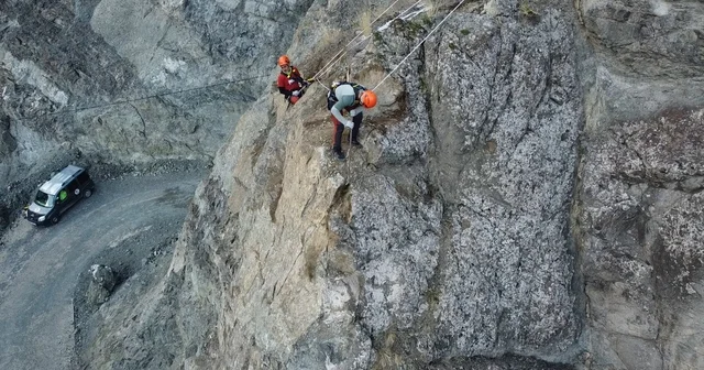 Yusufeli de kaya riskine karşı endüstriyel dağcılar görevde Artvin Haberleri
