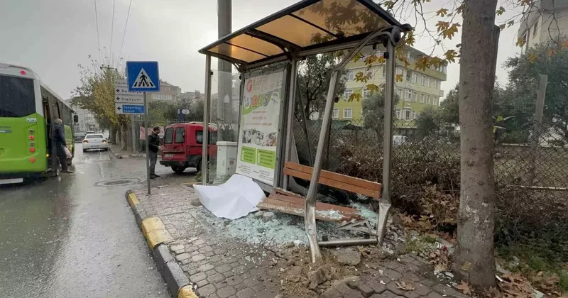 Sürücüsüz hareket eden araç durağa çarptı