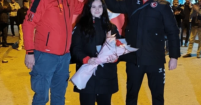 Dünya şampiyonu Zehra yı mahalle sakinleri törenle karşıladı Denizli Haberleri