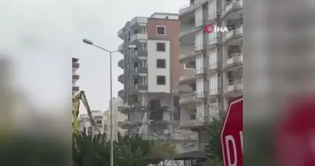 Ağır hasarlı bina korna sesiyle yerle bir oldu