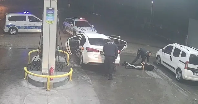 Mersin de yaklaşık 900 bin dolarlık gasp zanlıları Adana da yakalandı Maskeli gaspçılar ve iş birlikçileri, Mersin ve Adana polisinin ortak çalışmasıyla film sahnelerini aratmayan operasyonla yakalandı Mersin Haberleri