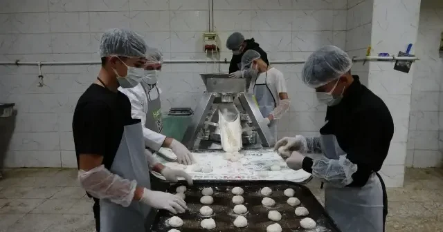 Fabrika gibi çalışan lisenin öğrencileri günde 25 bin ekmek çıkarıp 1,5 milyon TL ciro elde ediyor VİDEO İZLE
