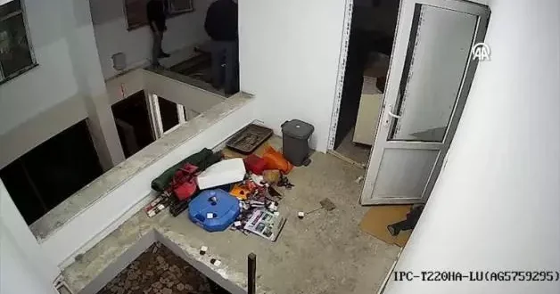 Ordu da asma tavanın çökmesi sonucu düşen adam kameraya yansıdı