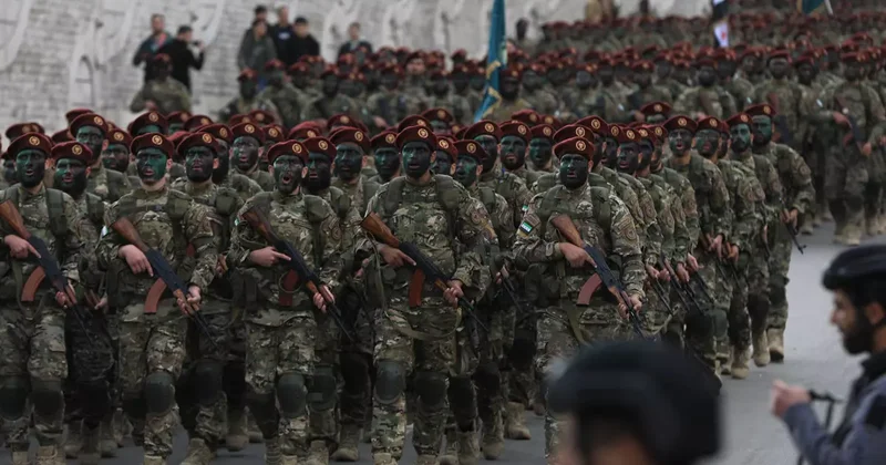 Suriye de ordu teyakkuzda! Şara kamuflajı giydi, 80 bin asker operasyon için hazır