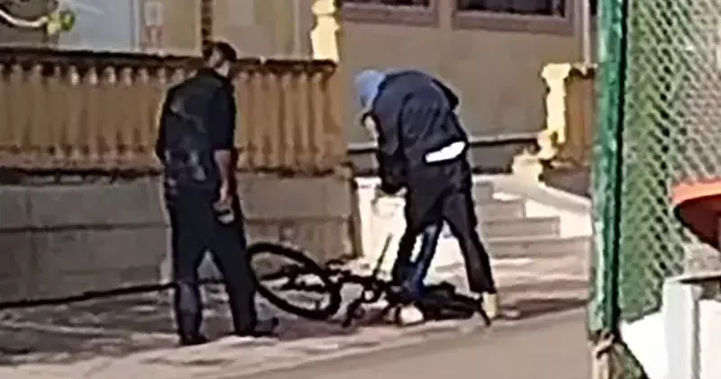 12 yaşındaki bisikletliyi tartaklayıp, boğazını sıktılar