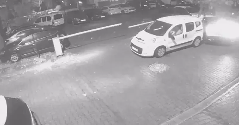 Pendik te 2 kişiye çarpan alkollü sürücü kaçmaya çalıştı, 7 araca daha çarptı; kaza kamerada